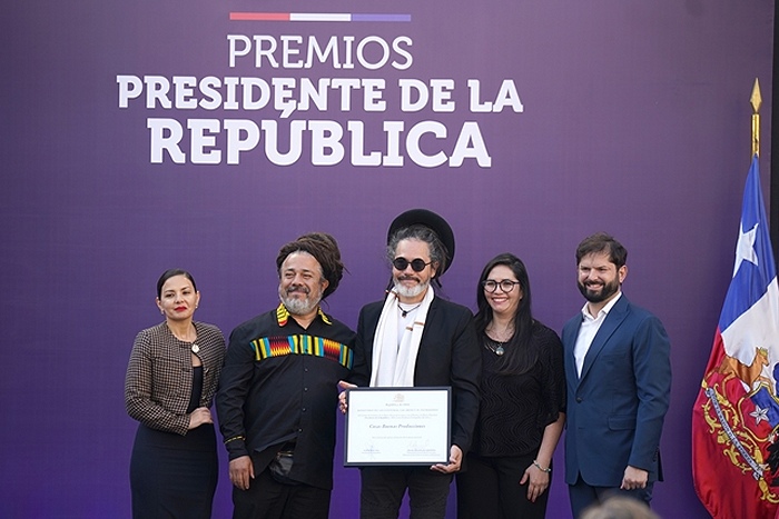 El Presidente Boric entrega el galardón al staff de Cosas Buenas 