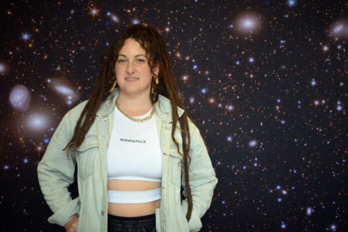 Sistah Lore obtuvo un importante galardón por su trabajo en astronomía