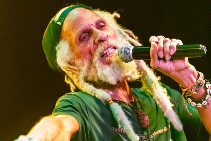 cedric2 Cedric Myton siguió cantando pese al problema de salud