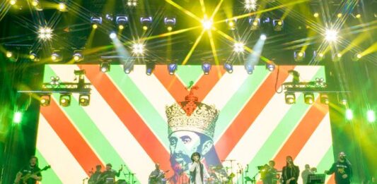 Gondwana y Quique Neira brindaron un show de primer nivel en su reencuentro