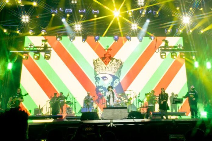 Gondwana y Quique Neira brindaron un show de primer nivel en su reencuentro